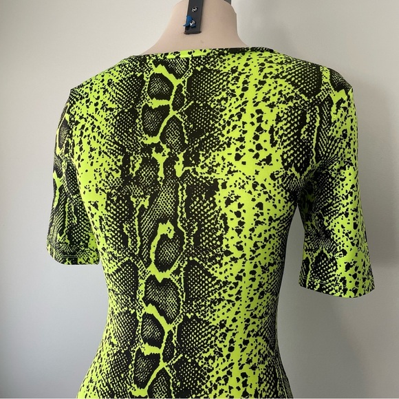 Guess Neon Lime Green Snake Animal Print Cut Out Bodysuit Short Sleeve Size XS - Picture 5 of 8